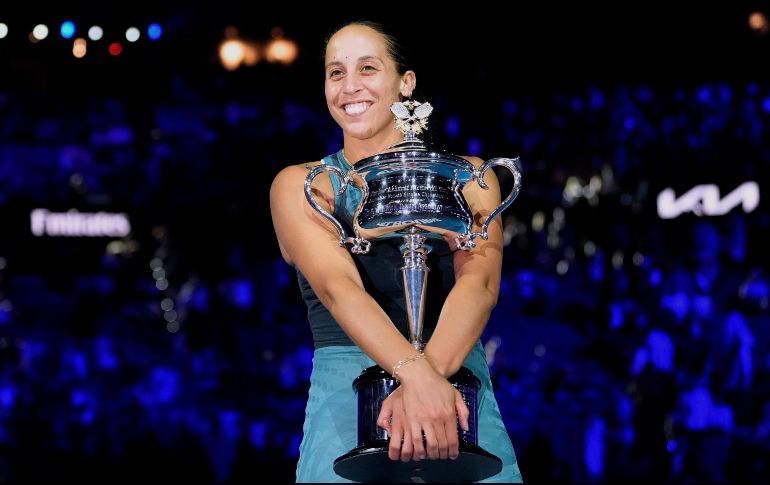 Madison Keys sostiene la Copa Conmemorativa Daphne Akhurst tras derrotar a la bielorrusa Aryna Sabalenka en la final femenina del Abierto de Australia. AP / A. B. Ratnayake