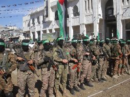 Soldados palestinos, durante la liberación de rehenes israelíes en Gaza. EFE / M. Zaki