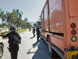 Patrullas de la Policía Estatal y de la Guardia Nacional vigilan instalaciones de estas empresas, así como los vehículos repartidores. ESPECIAL