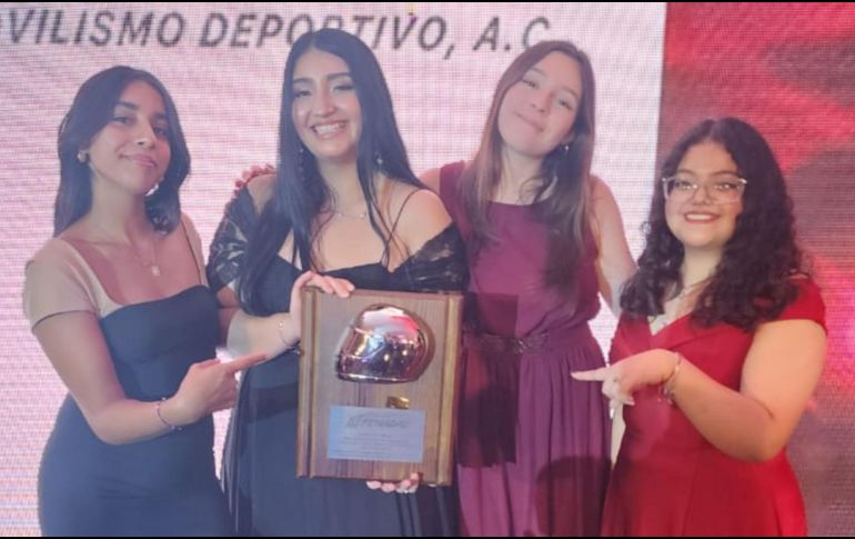La escudería tonalteca viajó a la Ciudad de México para la gala de la FEMADAC en donde fueron reconocidas por el logro obtenido a finales del mes de noviembre. CORTESÍA.