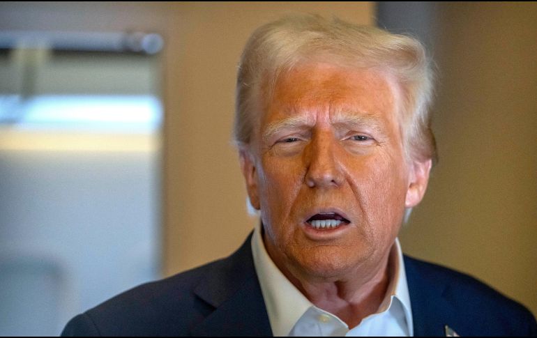 El presidente estadounidense Donald Trump habla con los reporteros a bordo del Air Force One en un viaje de Las Vegas a Miami, el sábado 25 de enero de 2025. AP / M. Schiefelbein