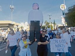 Manifestantes cargan una figura del gobernador Rubén Rocha Moya, a quien responsabilizan de la situación en Sinaloa. EL UNIVERSAL