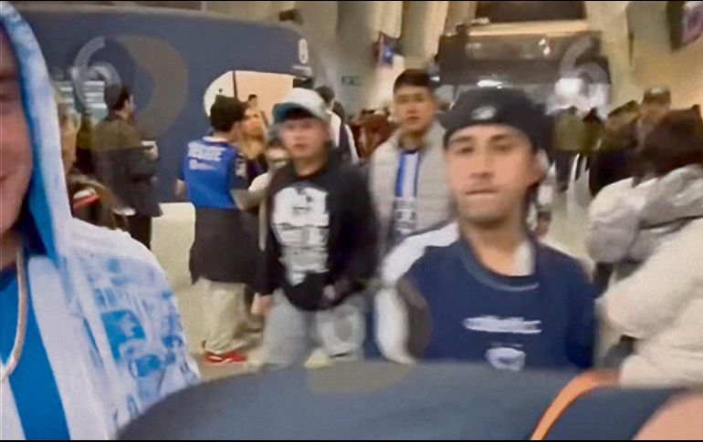 El agresor (gorra azul hacia atrás) fue detenido en el estadio. ESPECIAL
