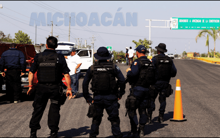 En distintas localidades de la periferia de la cabecera municipal de Apatzingán, la organización criminal atacó a tiros y también con explosivos. AFP / ARCHIVO