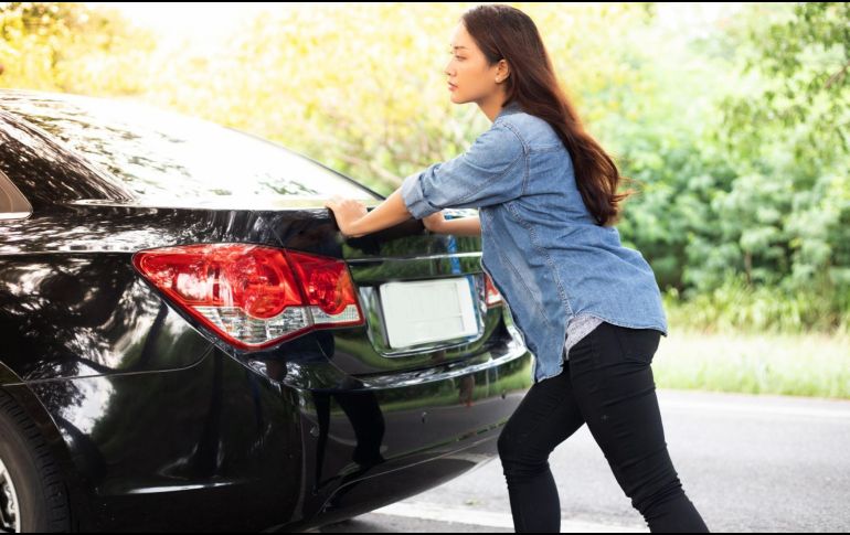 Es importante realizar un mantenimiento preventivo a tu auto para reducir las probabilidades de que se detenga en plena circulación. CANVA