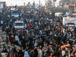 Miles de desplazados atraviesan la carretera de Rashid, que atraviesa Gaza de norte a sur junto a la costa, para cruzar Netzarim y volver a sus hogares. EFE / M. SABER