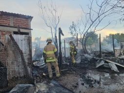 El personal del Cuerpo de Bomberos Veteranos combatió por más de media hora para sofocar los incendios, después de que dos viviendas quedaron completamente calcinadas por las llamas. SUN/ESPECIAL