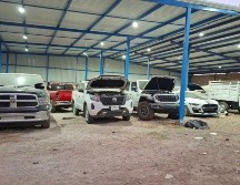 Las unidades de alta gama, algunas de modelo reciente y otros autos clásicos, fueron localizadas en un predio ubicado en la colonia El Roble, en Zapopan. CORTESÍA / Fiscalía de Jalisco