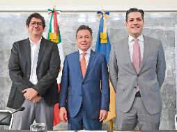 La estrategia de la nueva administración en Jalisco será facilitar la atracción de negocios y llevar parques industriales a otras regiones, como Sur, Altos Norte y Ciénega. En la foto, de izquierda a derecha, Bruno Martínez Zurita, Pablo Lemus Navarro y Mauro Garza Marín. ESPECIAL