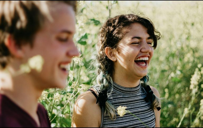 Gran parte de la Generación Z busca equilibrar sus relaciones afectivas con el mundo digital. UNSPLASH / V. Fleming