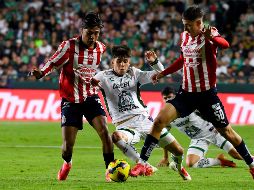 Las Chivas no pudieron superar ni las decisiones arbitrales ni las debilidades defensivas para sacar un resultado positivo. IMAGO7.