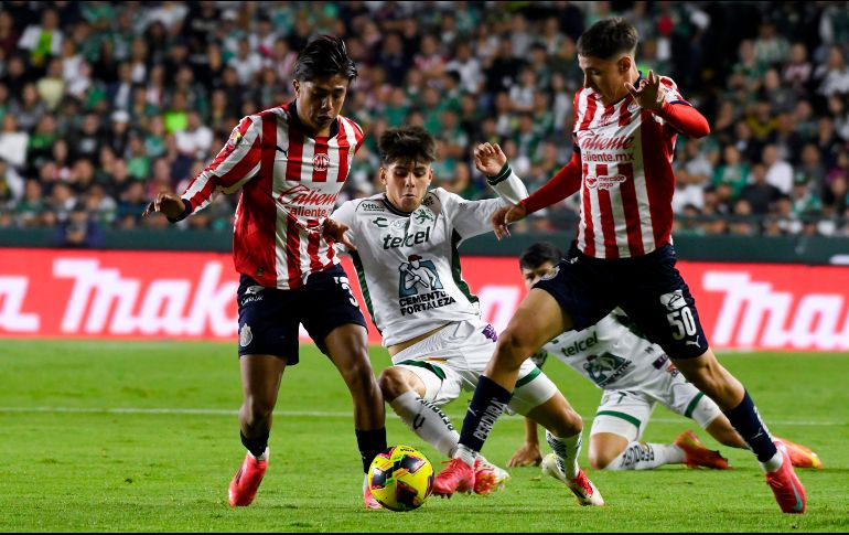 Las Chivas no pudieron superar ni las decisiones arbitrales ni las debilidades defensivas para sacar un resultado positivo. IMAGO7.