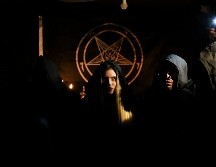 En el centro de la fotografía se encuentra a Satariel, portavoz y miembro del Templo de Satán: Satanistas y Luciferinos de Chile. AP / E. Félix