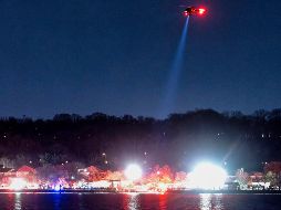 Los equipos de rescate buscan en el río Potomac después del accidente. EFE