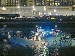 Unidades de rescate evalúan los restos del avión en el río Potomac, cerca del aeropuerto Ronald Reagan, tras la colisión aérea. AFP/A. Harnik