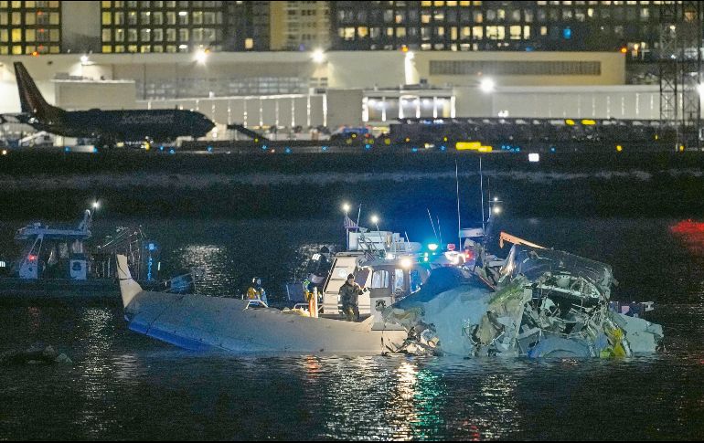 Unidades de rescate evalúan los restos del avión en el río Potomac, cerca del aeropuerto Ronald Reagan, tras la colisión aérea. AFP/A. Harnik