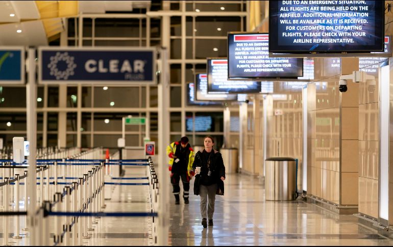 Pantallas muestran información sobre la suspensión de vuelos en una sala casi vacía del aeropuerto Ronald Reagan, en Arlington, Virginia. EFE/W. Oliver