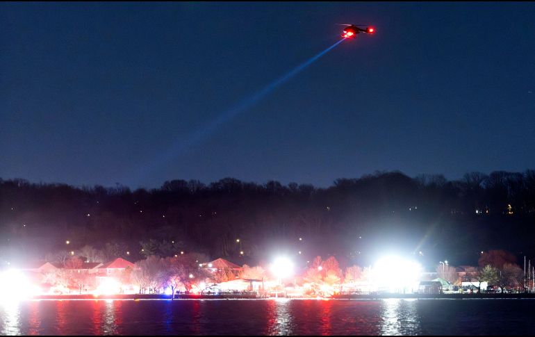 Los equipos de rescate, que han trabajado toda la noche en las gélidas aguas del río Potomac. EFE/J. LO SCALZO