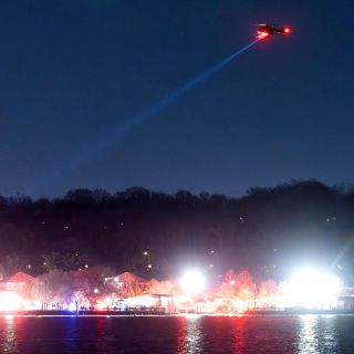 Recuperan las principales piezas del avión y helicóptero que chocaron en Washington