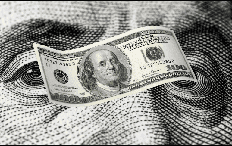 El Presidente Trump señaló este jueves que Estados Unidos aplicará un arancel del 25 por ciento a las importaciones de México y Canadá, lo cual ha impactado en la cotización del dólar. CANVA/ ESPECIAL