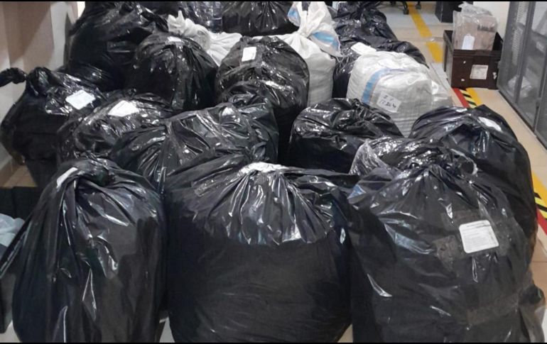 Los oficiales aseguraron 23 bolsas con 390 kilogramos de marihuana en su interior. ESPECIAL