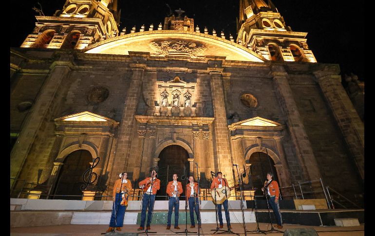 Desde antes de las 20:00 horas, los asistentes comenzaron a congregarse en las inmediaciones de la Catedral, ansiosos por presenciar el espectáculo visual. EL INFORMADOR/ H. Figueroa.