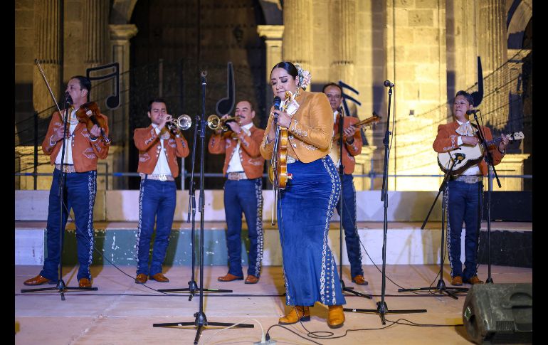Desde antes de las 20:00 horas, los asistentes comenzaron a congregarse en las inmediaciones de la Catedral, ansiosos por presenciar el espectáculo visual. EL INFORMADOR/ H. Figueroa.