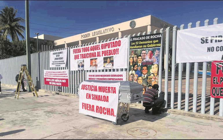 Ciudadanos protestan al exterior e interior del Congreso de Sinaloa. EL UNIVERSAL