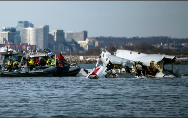 El accidente entre un un avión comercial  y un helicóptero militar es el más grave en Estados Unidos desde 2001. AP/Oficial de 2d clase Taylor Bacon, Guardia Costera de EU