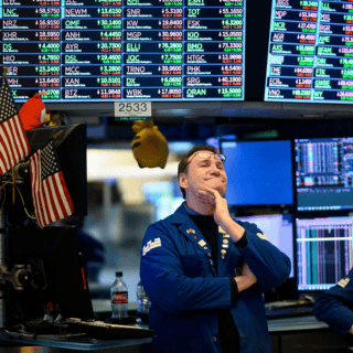 Wall Street cierra con notables caídas al confirmar Trump los aranceles a México y Canadá