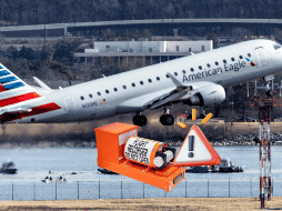 Encuentran caja negra del avión afectado en el accidente en Washington, Estados Unidos. EFE/J. LO SCALZO