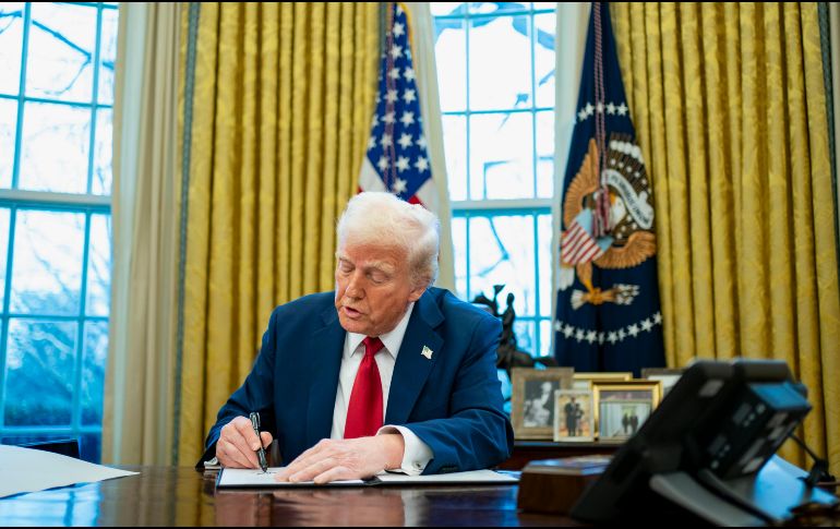 La promesa del presidente estadounidense, Donald Trump, de imponer aranceles del 25% a Mexico y Canadá en represalia por el deficit comercial y el flujo de fentanilo y de migración irregular amenaza con llevar este sábado a un abismo incierto al tratado comercial T-MEC. EFE / B. Cash