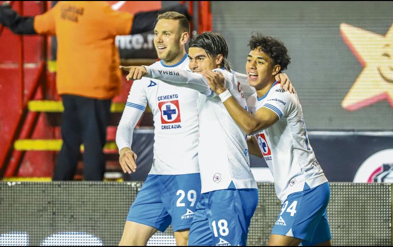 Luka Romero (centro) anotó su primer gol en la Liga MX. EFE/A. Zepeda
