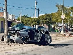 Autoridades y criminales se enfrentaron en la Colonia Santa Fe. Este auto quedó destrozado. ESPECIAL