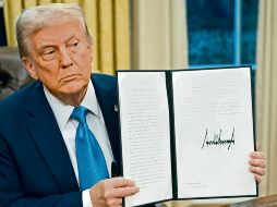 El presidente de la Unión Americana firmó la Orden Ejecutiva para cobrar más impuestos a Canadá, México y China, como medida de presión. AFP