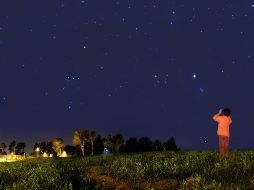 Tras la reciente alineación de los planetas, el cielo nocturno ha captado nuevamente la atención de aficionados de la fotografía y curiosos sobre el espacio. ESPECIAL / CANVA