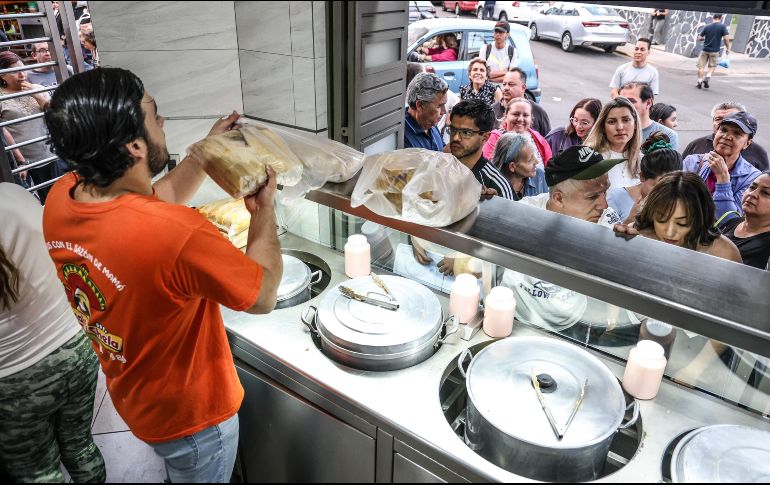 Olivia Estrada, una de las encargadas del establecimiento, señaló que desde finales de noviembre comienza la venta y pedidos de tamales. EL INFORMADOR/A.NAVARRO