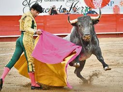 Juan Pablo Sánchez ejecuta una templada faena en la plaza de Toros Nuevo Progreso de Guadalajara. ESPECIAL