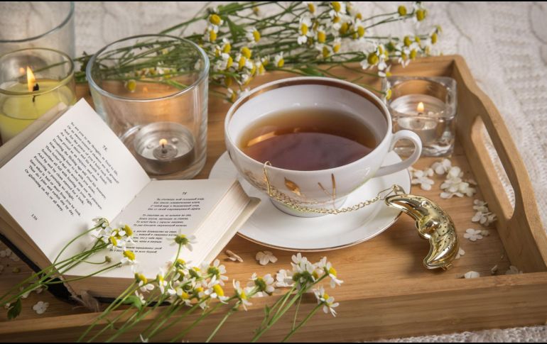 El tiempo que dejas la bolsa de té en el agua caliente afecta directamente el sabor y las propiedades de la bebida. CANVA