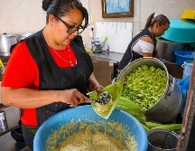 Fernanda Valdez, locataria de un establecimiento en el Mercado Alcalde, reconoció que aumentó la venta de tamales con respecto al año anterior. EL INFORMADOR/ H. FIGUEROA.