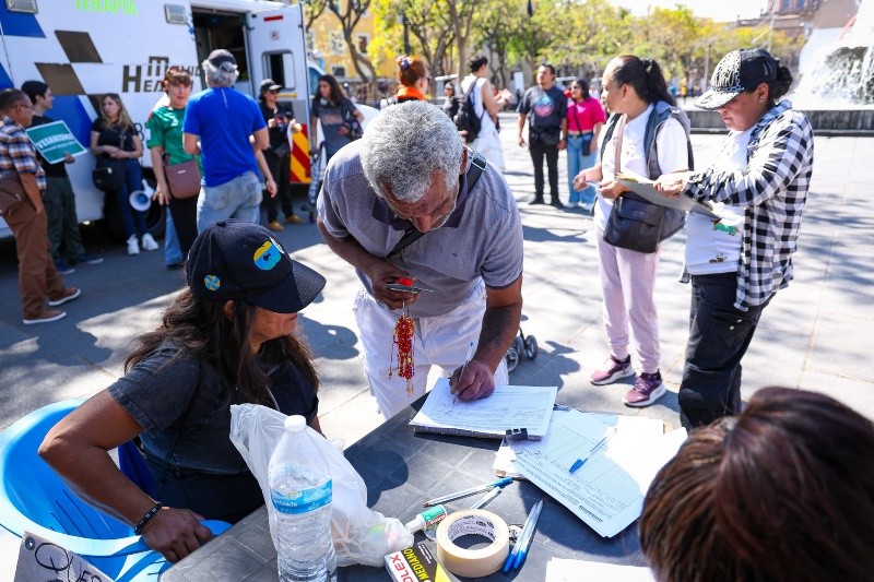 Recolectaron firmas para presentarlas ante los legisladores locales. EL INFORMADOR / H. FIGUEROA