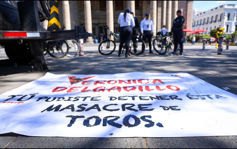 En Plaza Liberación también dejaron pancartas en contra de de las corridas de toros en la ciudad tapatía. EL INFORMADOR / H. FIGUEROA