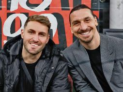 Santiago Giménez estuvo ayer en San Siro y fue recibido por Zlatan Ibrahimovic. ESPECIAL