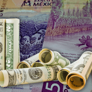 El peso se hunde frente al dólar en la guerra de aranceles de Trump