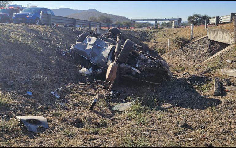 Los rescatistas acudieron al punto, tras recibir el reporte de una camioneta tipo SUV que se encontraba volcada sobre la cuneta, en la vía de cuota. ESPECIAL / PC JALISCO