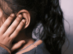 Si el zumbido en los oídos persiste sin una causa externa clara, se acompaña de pérdida auditiva o cambia de intensidad, podría ser tinnitus. CANVA