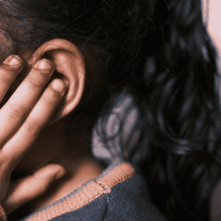 Señales de que el "zumbido de oídos" es tinnitus y qué significa