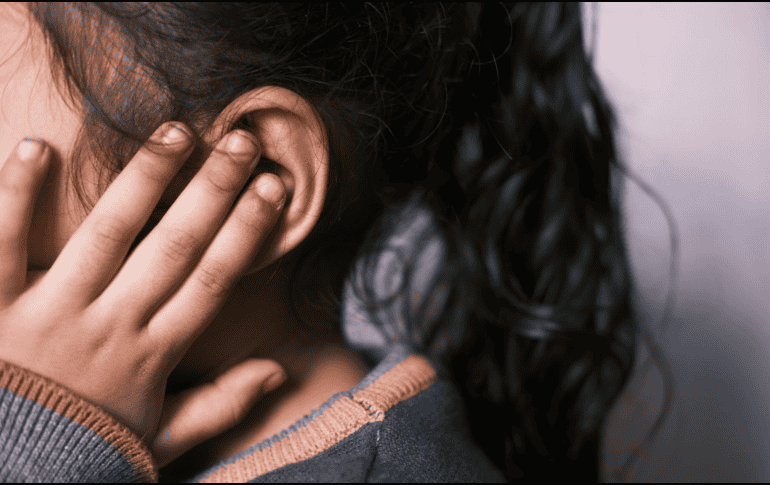 Si el zumbido en los oídos persiste sin una causa externa clara, se acompaña de pérdida auditiva o cambia de intensidad, podría ser tinnitus. CANVA