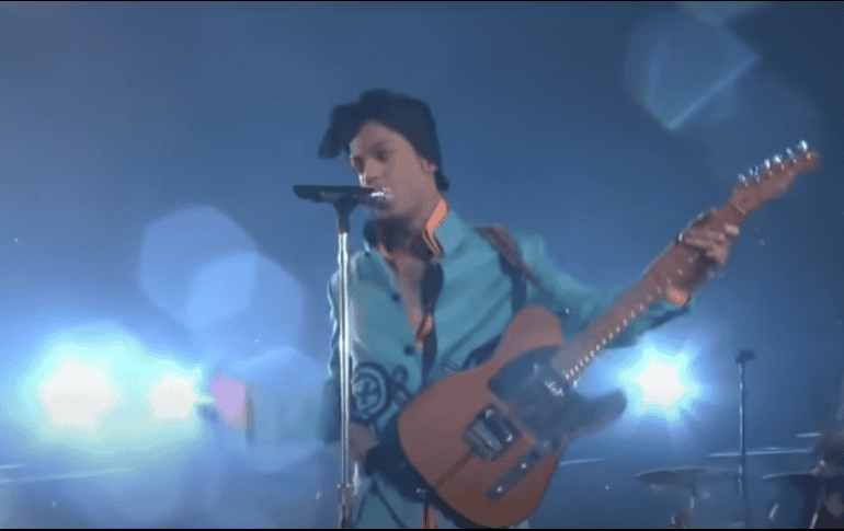 Prince, con su inigualable presencia escénica, su guitarra y su voz, transformó el escenario en una experiencia inolvidable. YOUTUBE/Music Entertainment