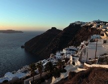 Santorini, uno de los destinos turísticos más populares de Grecia, adquirió su forma actual en forma de media luna después de una masiva erupción volcánica en la antigüedad. AFP / ARCHIVO
